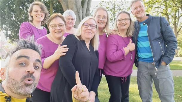 Lebensfreude pur: Das Foto entstand nach dem Gottesdienst im September 2023. Vorne links: Steffen Paar. Rechts: Steffen Paars Ehemann Christoph Paar. Sonntag ist Steffen Probst wieder zu Gast bei einem besonderen Gottesdienst in Gnarrenburg.