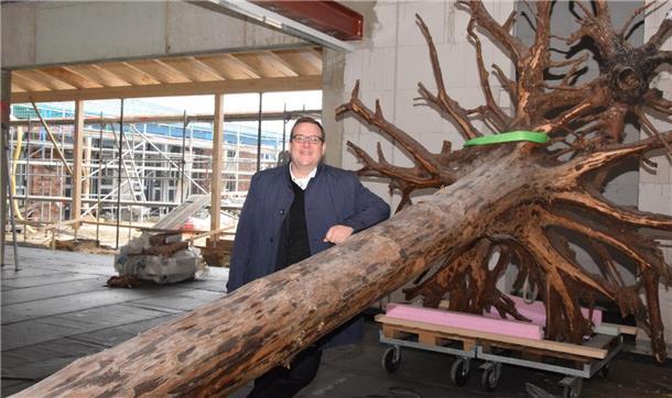 Wie sich die Lebenshilfe Bremervörde-Zeven gegen den Fachkräftemangel stemmt Lebenshilfe-Geschäftsführer Volker Wahlers auf der Kita-Baustelle in Selsingen an einem Baum, der später zu einem Blickfang im Gemeinschaftsraum werden wird. Eine ganz andere Baustelle ist indes der Fachkräftemangel.
