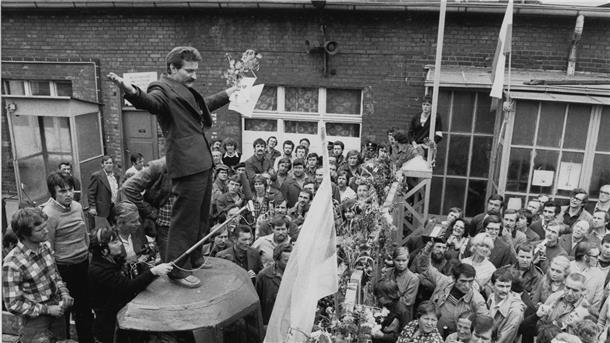 Polens mutiger Arbeiterführer: Lech Walesa wird 80 Lech Walesa 1980 auf einem behelfsmäßigen Podium, während er auf der Lenin-Werft vor streikenden Arbeitern spricht. Damals war er Leiter des Streikkomitees.