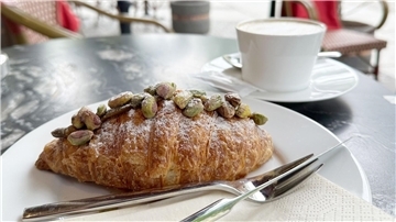 Lecker: Pistazien erfreuen sich in vielerlei Form großer Beliebtheit, wie hier Croissant-Füllung und -Belag.