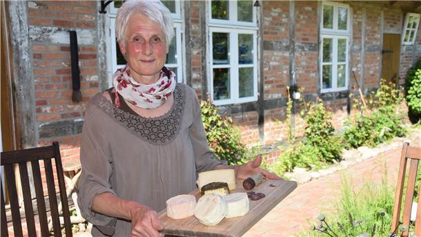 Ingrid Bartel-Brünjes mit einer Auswahl der von ihr produzierten Schafmilchprodukte. 