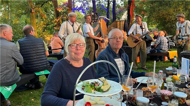 Leckeres Essen auf den Tischen, gute Musik, tolles Ambiente - so lässt es sich aushalten. Das Picknick im Garten Eden war wieder ein schöner Erfolg.