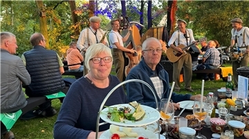 Leckeres Essen auf den Tischen, gute Musik, tolles Ambiente - so lässt es sich aushalten. Das Picknick im Garten Eden war wieder ein schöner Erfolg.