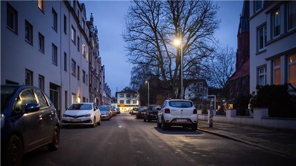 Lediglich zwei Laternen standen in der Kehdinger Straße – und das auch noch 80 Meter auseinander. Inzwischen wurde nachgebessert für mehr Helligkeit in der Dunkelheit gesorgt. Im Bild: Kehdinger Straße in Geestemünde. Foto: Hartmann