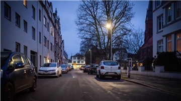 Lediglich zwei Laternen standen in der Kehdinger Straße – und das auch noch 80 Meter auseinander. Inzwischen wurde nachgebessert für mehr Helligkeit in der Dunkelheit gesorgt. Im Bild: Kehdinger Straße in Geestemünde. Foto: Hartmann