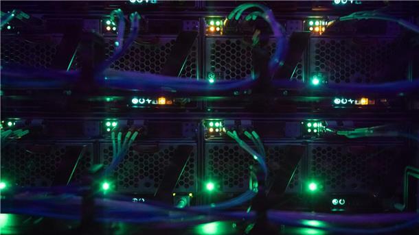 Öko-Bilanz der IT-Systeme des Bundes kaum verbessert LEDs in einem Serverschrank in einem Rechenzentrum: Betreiber von Rechenzentren sind dazu verpflichtet, den Stromverbrauch ab dem 1. Januar 2024 zu 50 Prozent durch Strom aus erneuerbaren Energien zu decken.