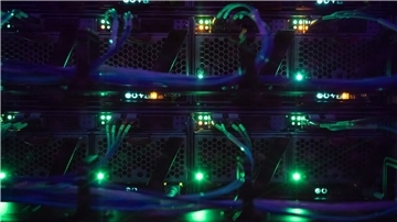LEDs in einem Serverschrank in einem Rechenzentrum: Betreiber von Rechenzentren sind dazu verpflichtet, den Stromverbrauch ab dem 1. Januar 2024 zu 50 Prozent durch Strom aus erneuerbaren Energien zu decken.