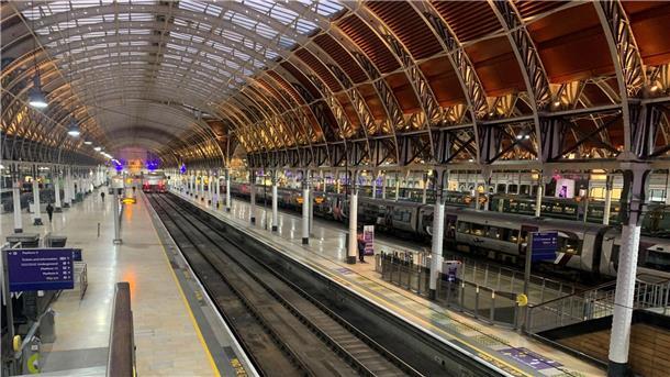 Leere Bahnsteige im Londoner Bahnhof Paddington: Auch die Eisenbahner streiken.