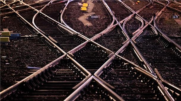 Leere Gleise: Fahrgäste müssen sich in den nächsten Tagen mit erheblichen Einschränkungen im Fern- und Regionalverkehr arrangieren.