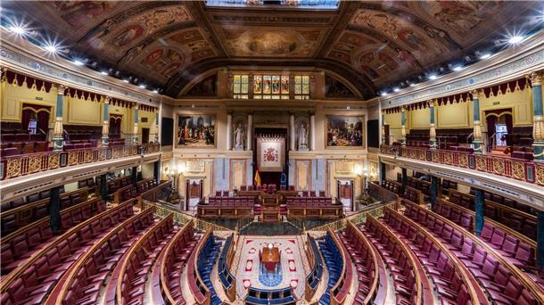 Machtwechsel möglich: Spanien wählt neues Parlament Leere Sitze sind im Unterhaus des spanischen Parlaments in Madrid. In Spanien wird gewählt. Regierungschef Pedro Sánchez droht eine Niederlage.