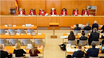 Leere Sitzreihen im Bundesverfassungsgericht: Der zweite Senat verhandelt ohne die NPD über über deren Ausschluss von der staatlichen Parteienfinanzierung.