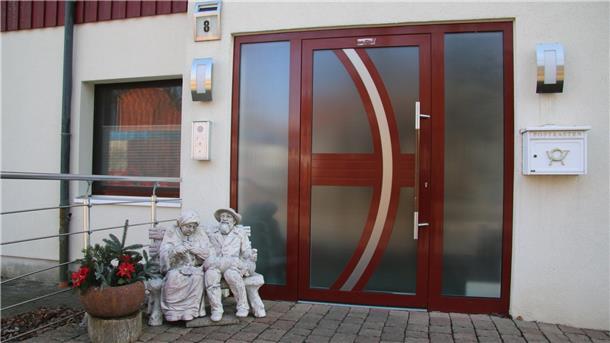 Blick auf den Eingang des ehemaligen Pflegeheims Ankerplatz in Cuxhaven-Sahlenburg