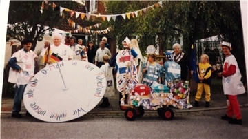 Ein Hauch von Karneval: Mit einem bunten Festumzug durch den ganzen Stadtteil Leherheide haben kostümierte Fuß- und Wagengruppen einst ihr "Heidjerfest" gekrönt. Hier ein historisches Bild. 