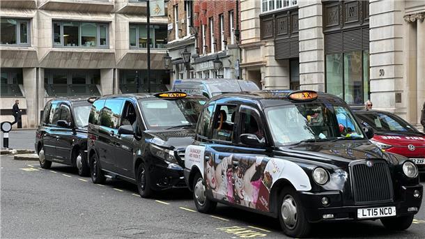 Legendär sind die Londoner Taxis - die „Black Cabs“. (Archivbild)