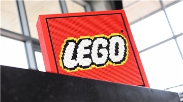 Lego wurde 1932 im dänischen Billund von Ole Kirk Kristiansen gegründet. Der Name des Familienunternehmens leitet sich von den dänischen Wörtern „Leg Godt“ („Spiel gut“) ab.