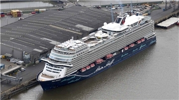 Legt wieder mit Gästen ab: Die „Mein Schiff 2“ soll von Hamburg fahren.