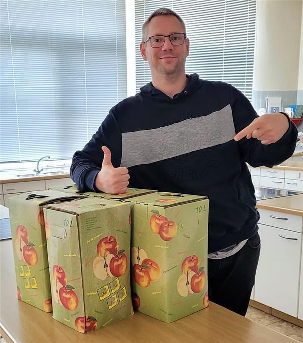 320 Liter Apfelsaft für die Zinzendorfschule Lehrer Dennis Kittel hatte in diesem Jahr die Apfelsaftherstellung organisiert.