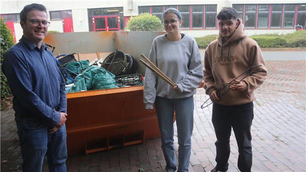 Lehrer Nils Humboldt (links) und die Schülersprecher Milana de Grave und Ömer Faruk Sahin ziehen eine positive Bilanz nach der Aufräumaktion der Oberschule Am Luisenhof.