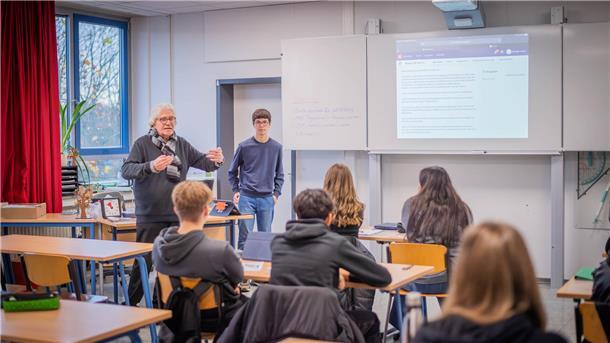 Glaubenskonflikte? Wie Bremerhavens Schulen den Nahostkonflikt zum Thema machen Lehrer Rolf Traue und Schüler Leon sprechen an der Heinrich-Heine-Schule zum Thema Nahostkonflikt.