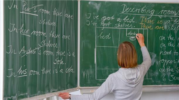 Fachkräftemangel: Verband fordert Entlastung von Lehrern Lehrerverbands-Präsident Dürr warnt vor Abstrichen bei Ausbildung und Referendariat sowie vor Kürzungen der Bildungsausgaben.