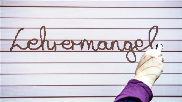 Wie das Kivinan in Zeven den Lehrermangel meistern will An ein Whiteboard wird der Schriftzug "Lehrermangel" geschrieben.