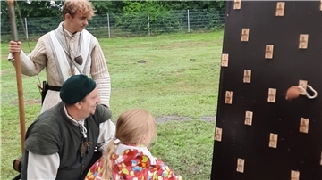 Leif Wunder (links) und Cord Holsten betreuen die Spielstation des Vereins Zackenberg für Kinder.