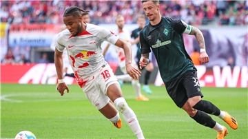 Leipzigs Christopher Nkunku (links) und Bremens Marco Friedl im Zweikampf.
