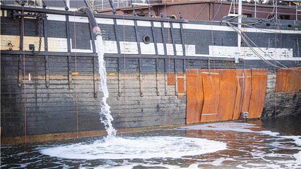 Experten: Abwracken der „Seute Deern“ kostet zwei Millionen Leistungsstarke Pumpen halten die „Seute Deern“ über Wasser.