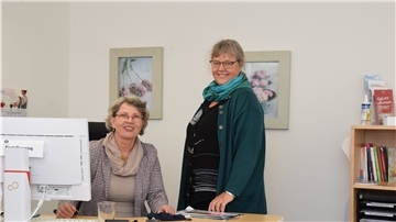 Leiterin Birgit Flemming (links) und Katrin Bleichwehl vom Team der Fachstelle Sucht und Suchtprävention im Landkreis Rotenburg kümmern sich unter dem Dach des Vereins Therapiehilfe um die Beratung und Begleitung von Suchtkranken und Angehörigen.
