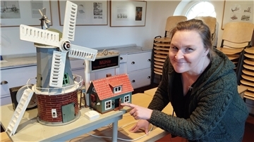 Gesche Neumann, Leiterin des Museums Moorseer Mühle, zeigt das Modell einer Dampfmühle, das ihrem Haus geschenkt worden ist.