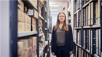 Leiterin Julia Kahleyß, hier im Magazin des Stadtarchivs, begleitet den Spaziergang. Foto: Hartmann