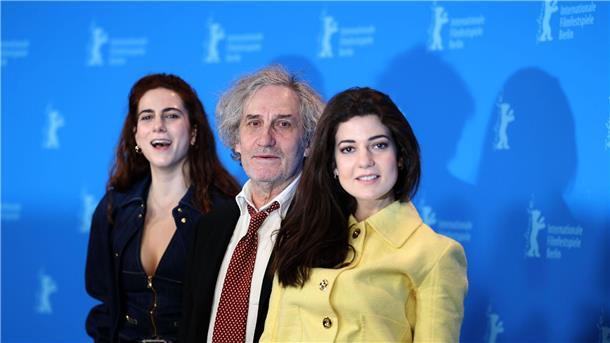 Lena Garrel (l-r), Philippe Garrel und  Esther Garrel stellten ihren Film „Le grand chariot“ auf der Berlinale vor.