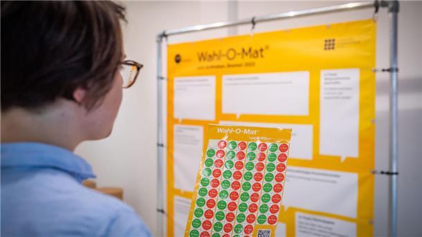 Lena Prötzel von der Landeszentrale für politische Bildung, zeigt im Pop-up-Store den Wahl-O-Mat.