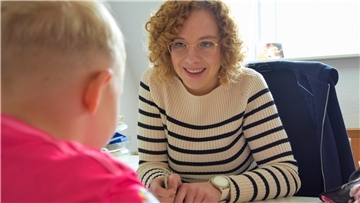 Die Logopädin Lena Wragge sitzt einem Jungen gegenüber, der in seiner Sprachentwicklung gefördert wird. 