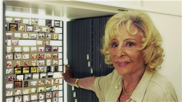 Leni Riefenstahl im Dia-Archiv in ihrem Haus (Archivbild).