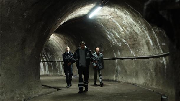 Wer ernährt die Welt? Politthriller „Die Saat“ Lennart (Per Kjerstad) zeigt Max Grosz (Heino Ferch, r) und Polizistin Thea Koren (Ingrid Bolsø Berdal) den Svalbard-Saatguttresor.
