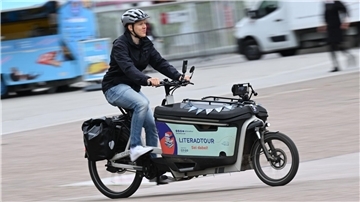 Der Buchbotschafter mit dem Lastenrad Lennart Schaefer saß fast 11.000 Kilometer im Sattel.