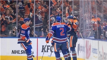 Leon Draisaitl jubelt über seinen Treffer zum 1:0.
