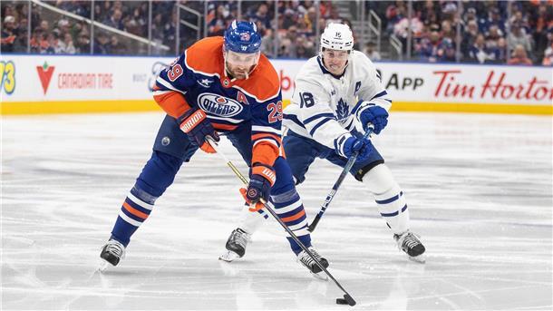 Leon Draisaitl (links) erzielte gegen die Toronto Maple Leafs den vermeintlichen Ausgleich zum 4:4.