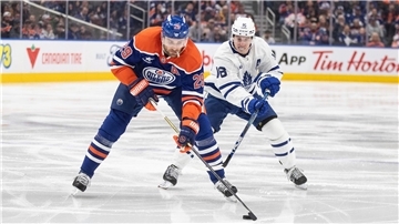 Leon Draisaitl (links) erzielte gegen die Toronto Maple Leafs den vermeintlichen Ausgleich zum 4:4.