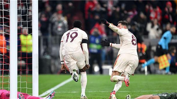 „Schwebender“ Davies rettet Bayern mit Elf-Millionen-Tor Leon Goretzka (r) dankt Davies besoders.