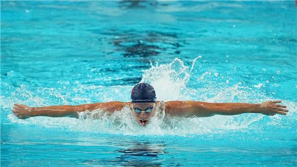 Léon Marchand wird bei Olympia gefeiert.