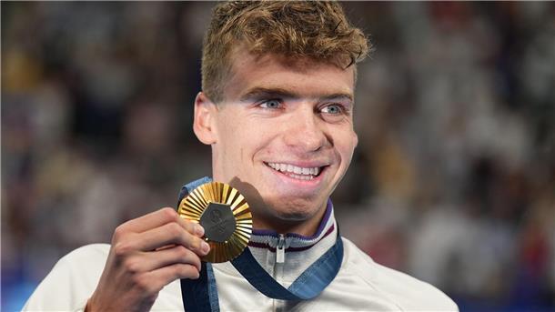 Léon Marchand wird bei Olympia gefeiert.