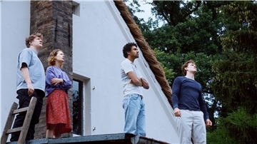 Leon (Thomas Schubert, l-r), Nadja (Paula Beer), Felix (Langston Uibel) und David (Enno Trebs) verbringen Zeit an der Ostsee.