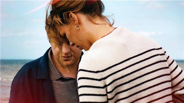 Eingeschlossen von Flammen: Petzolds „Roter Himmel“ auf Arte Leon (Thomas Schubert, l) und Nadja (Paula Beer) treffen an der Ostsee aufeinander.