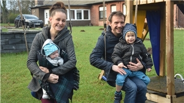 Das Foto zeigt Leoni Kristin Oeffinger und Jeff Frohner mit ihren beiden Kindern. 