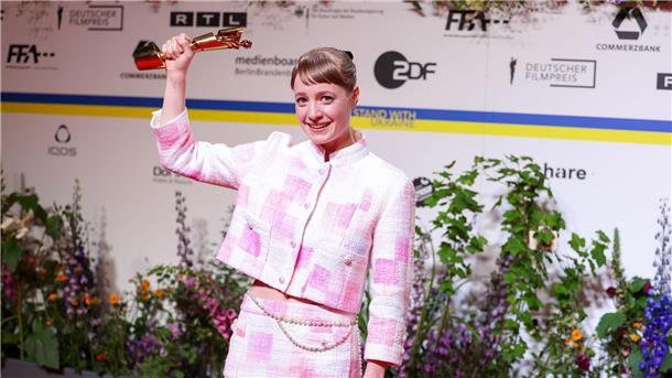 „Das Lehrerzimmer“ gewinnt Deutschen Filmpreis Leonie Benesch präsentiert ihre Lola in der Kategorie „Beste Weibliche Hauptrolle“.