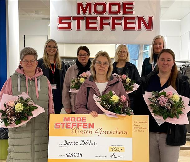 Gewinnspiel: Kunden von Mode Steffen kaufen gratis ein Leonie Butt, Teamleiterin der Damenabteilung (links hinten) Sarah Engel, Teamleiterin der Sportabteilung (rechts hinten) überreichten den glücklichen Gewinnerinnen ihre Preise.