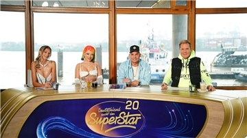 Leony (l-r), Katja Krasavice, Pietro Lombardi und Dieter Bohlen, Jury-Mitglieder der Castingshow „Deutschland sucht den Superstar“.