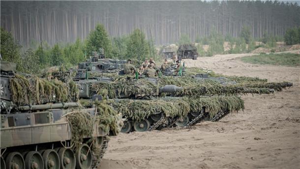 Bundeswehr soll künftig schneller Waffen kaufen können Leopard-2-Panzer der Bundeswehr bei einer Übung - die deutschen Streitkräfte sollen in den kommenden Jahren besser bewaffnet werden. (Archivbild)